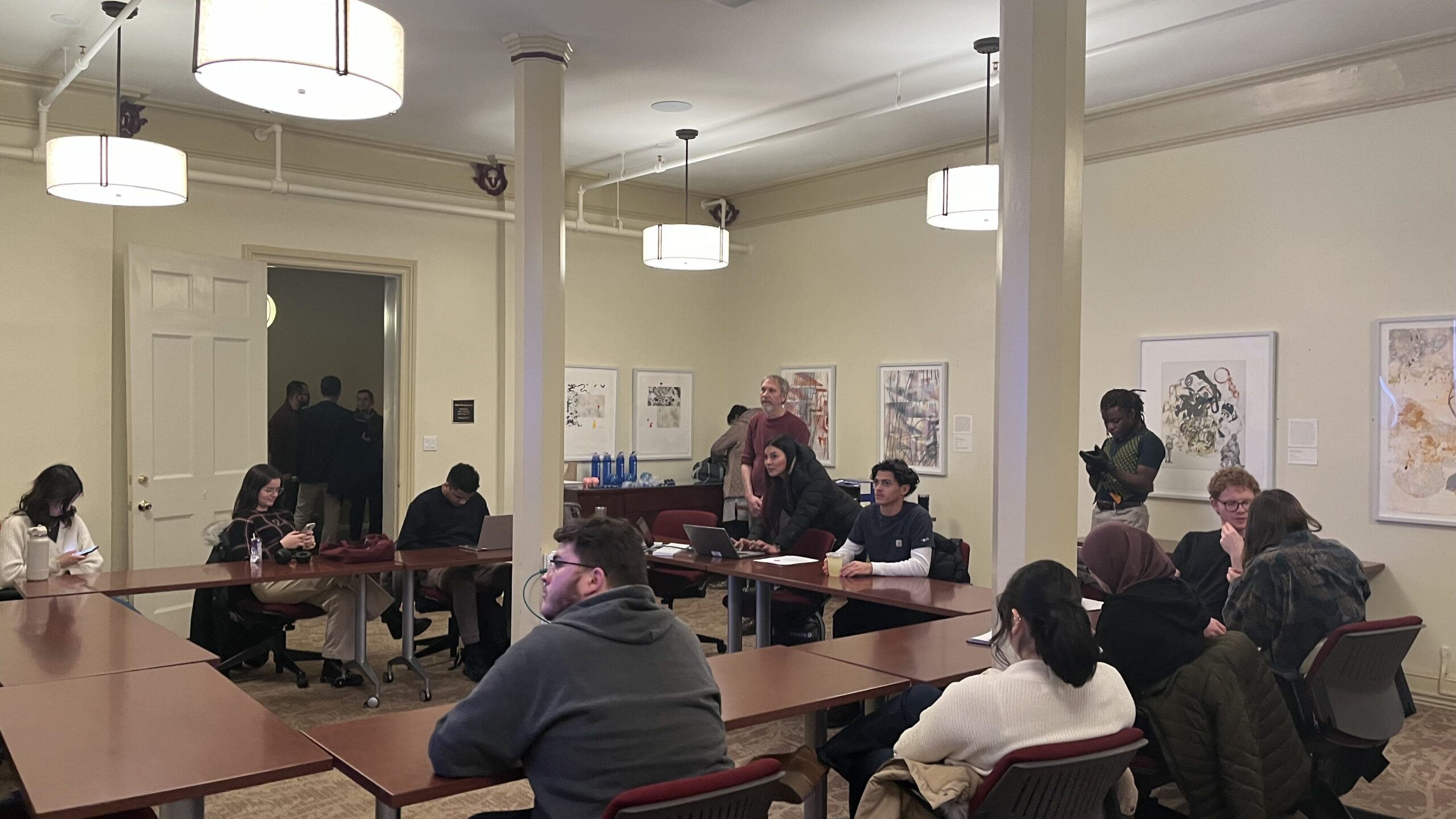 Students seated in chairs positioned around tables in Ordan. 