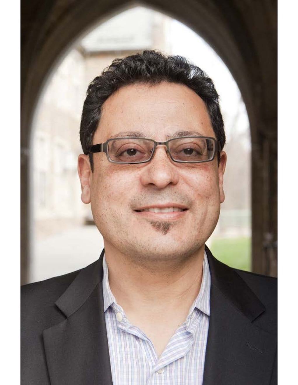 Headshot of David Tavárez.